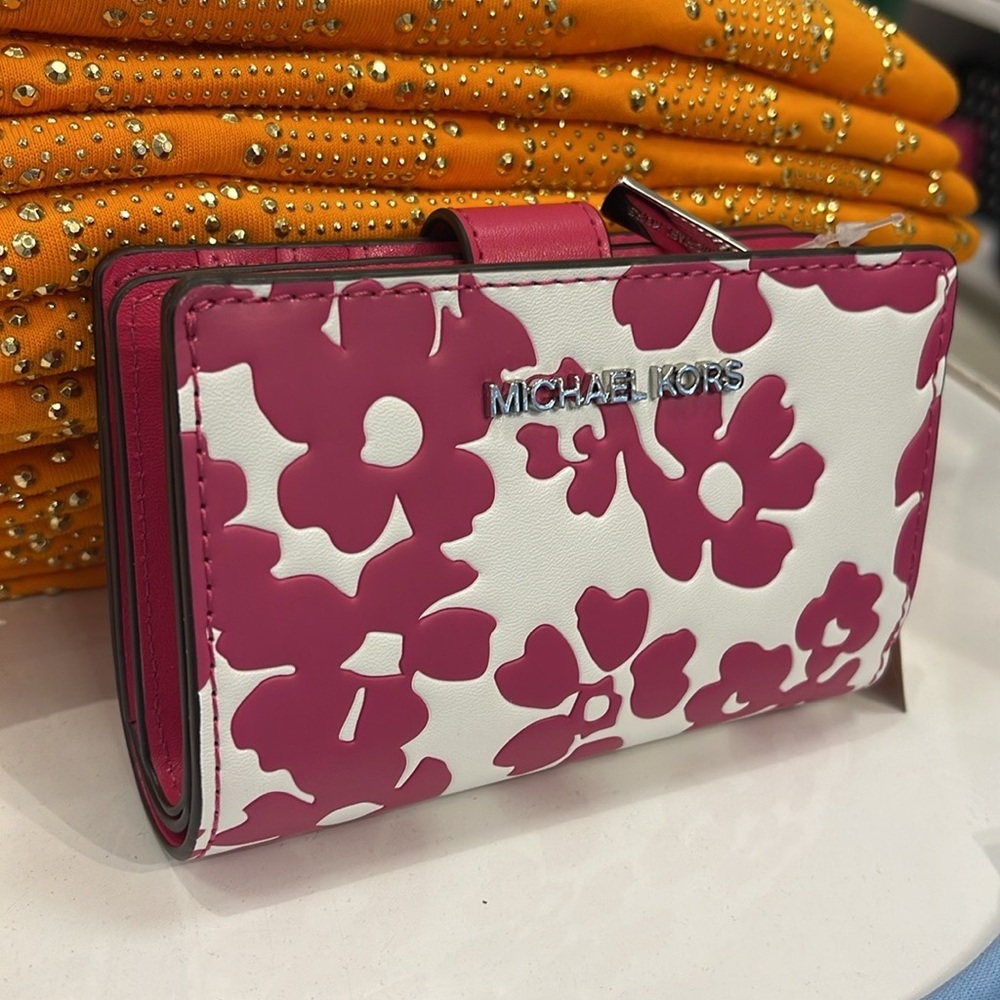 Michael Kors Jet Set Medium Floral Print Bi-Fold Wallet
Dragonfruit
NWT - Picture 6 of 16